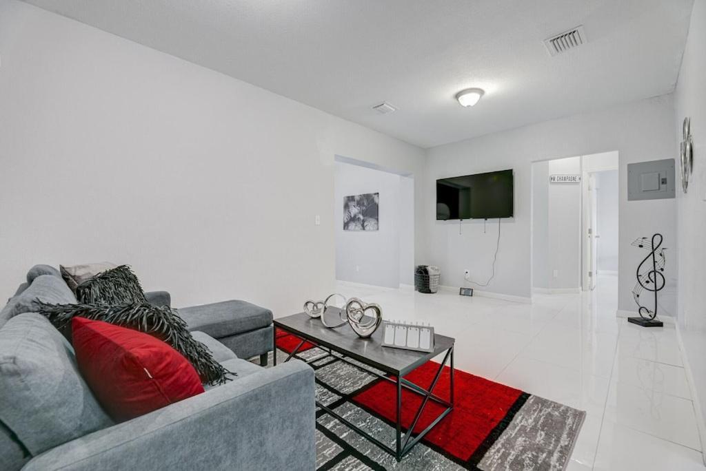 Deco Drive Miami • Near Hard Rock Stadium • South Beach • Wynwood Екстер'єр фото